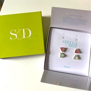 NIB 2 Stella & Dot stud earrings Delicate Somerville Halo Stud Set